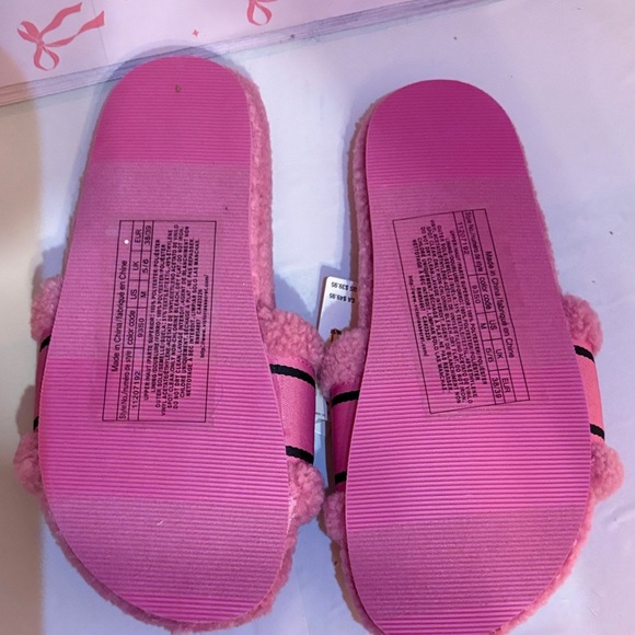 NEW 🩷🩷🩷Victoria's Secret Pink Plush Slippers - Picture 7 of 8